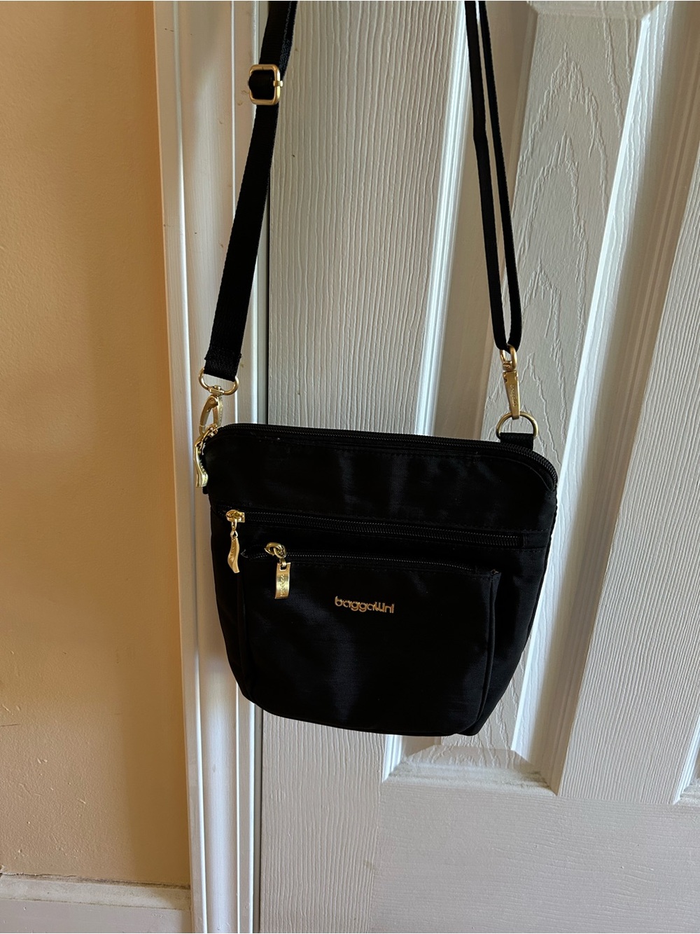 Baggallini Modern Everywhere Out&About Black Nylon Crossbody w/Gold Hardware